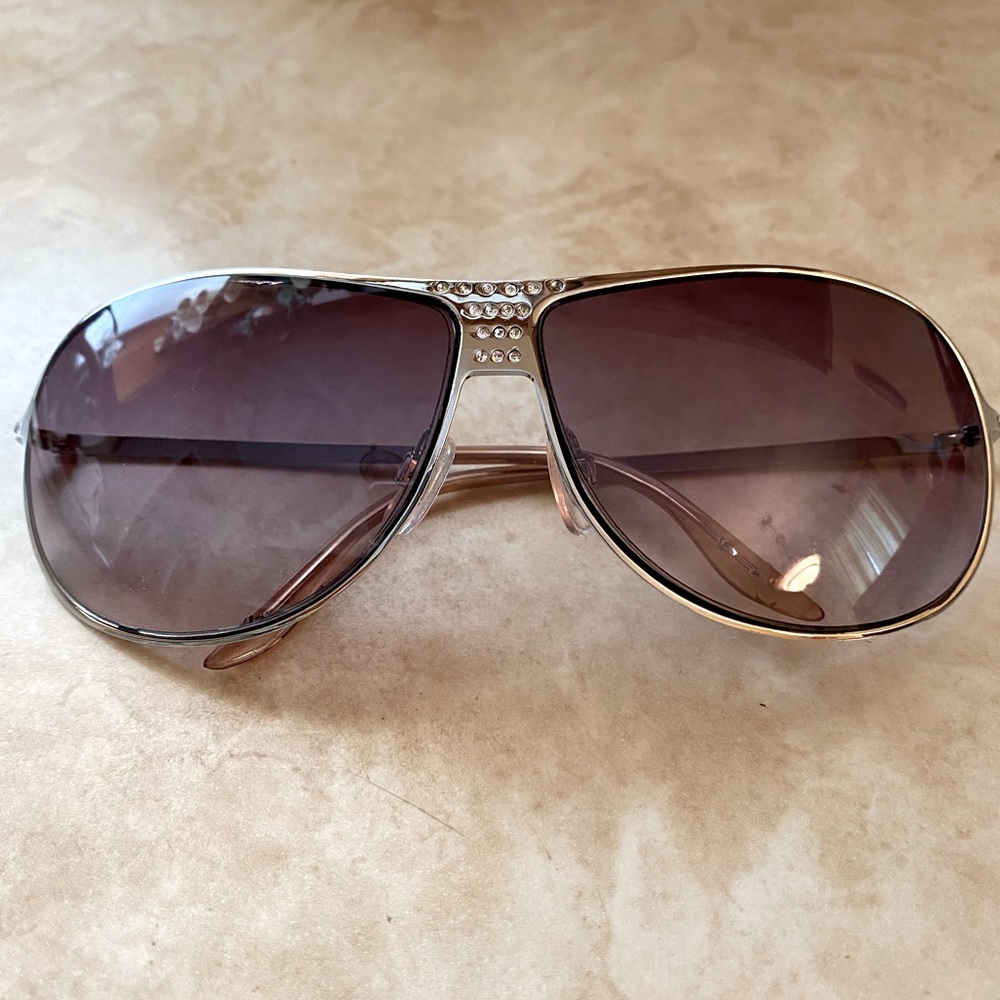 Vintage aviator style sunglasses
